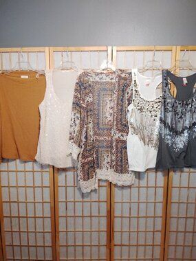 LOT OF 5/$20 WOMENS TOPS SHIRTS SLEEVELESS PAISLEY CROCHET ANDREE REWIND~SIZE L